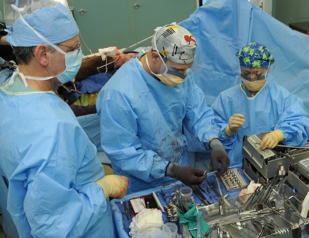 Surgical team with orthopedic instrument set